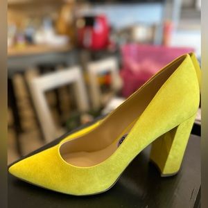 Slightly used almost new Vibrant Steve Madden stylish thick pumps size 8.5